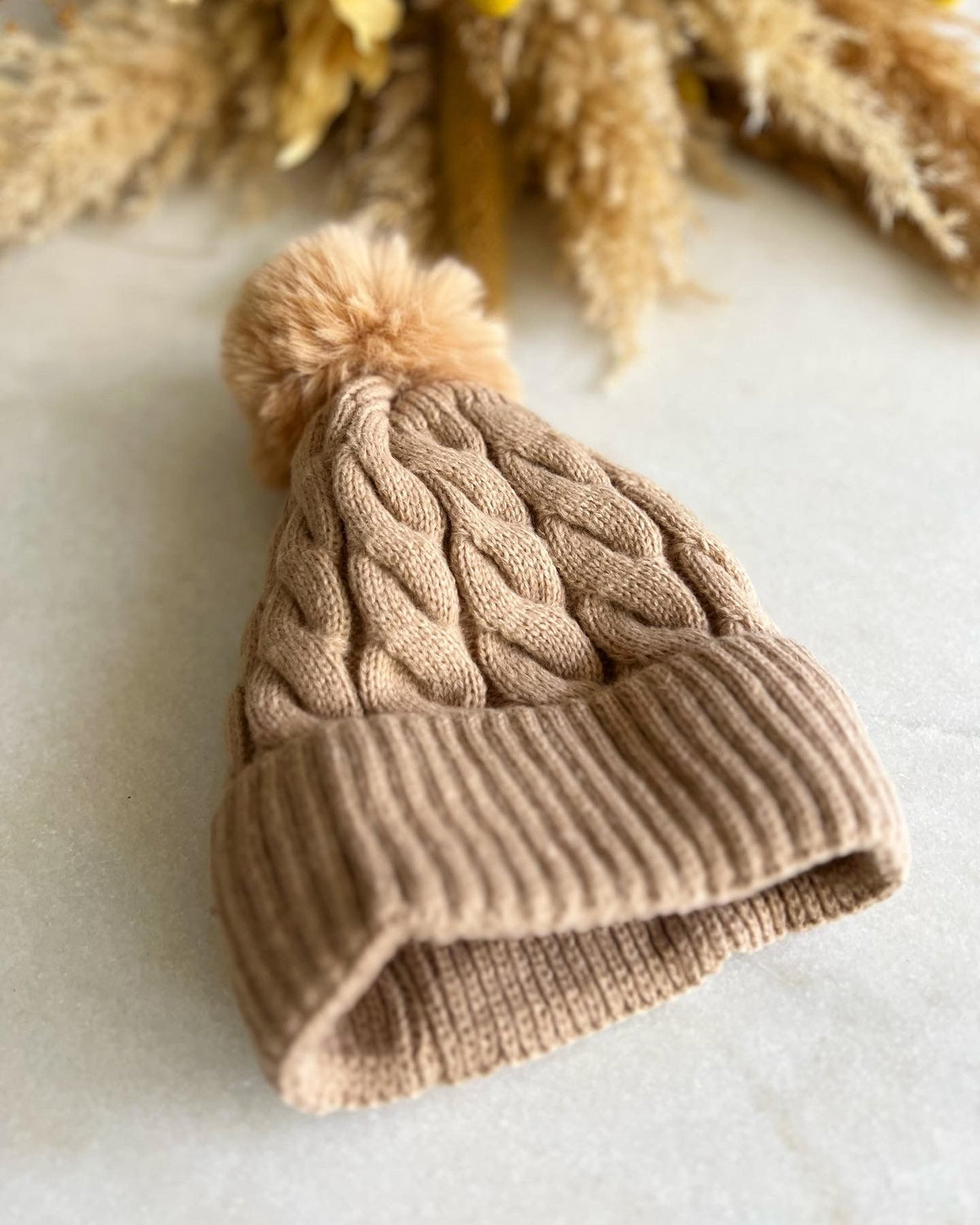 Gorro tejido con pompón