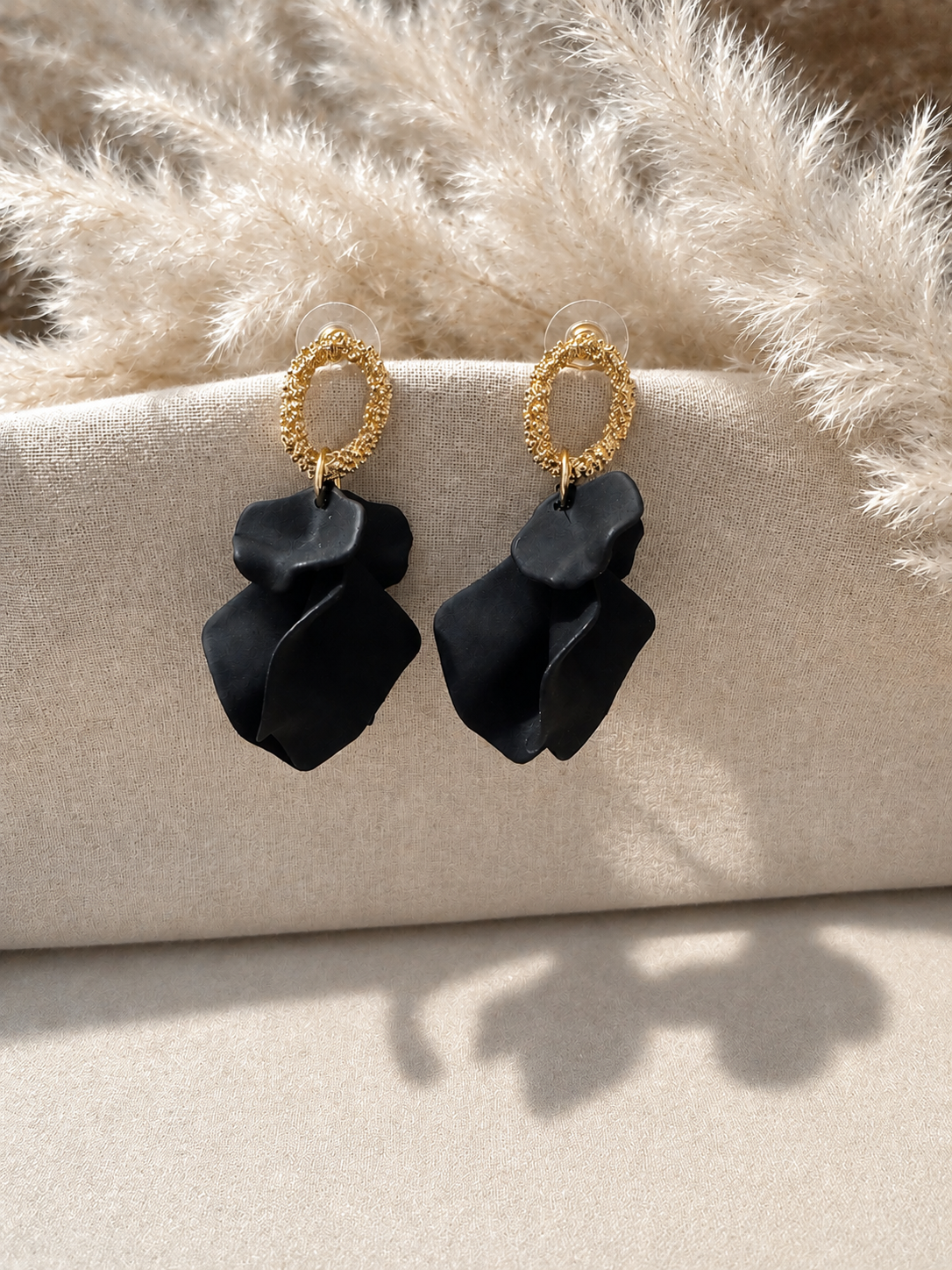 Aros colgantes pétalos con detalle dorado