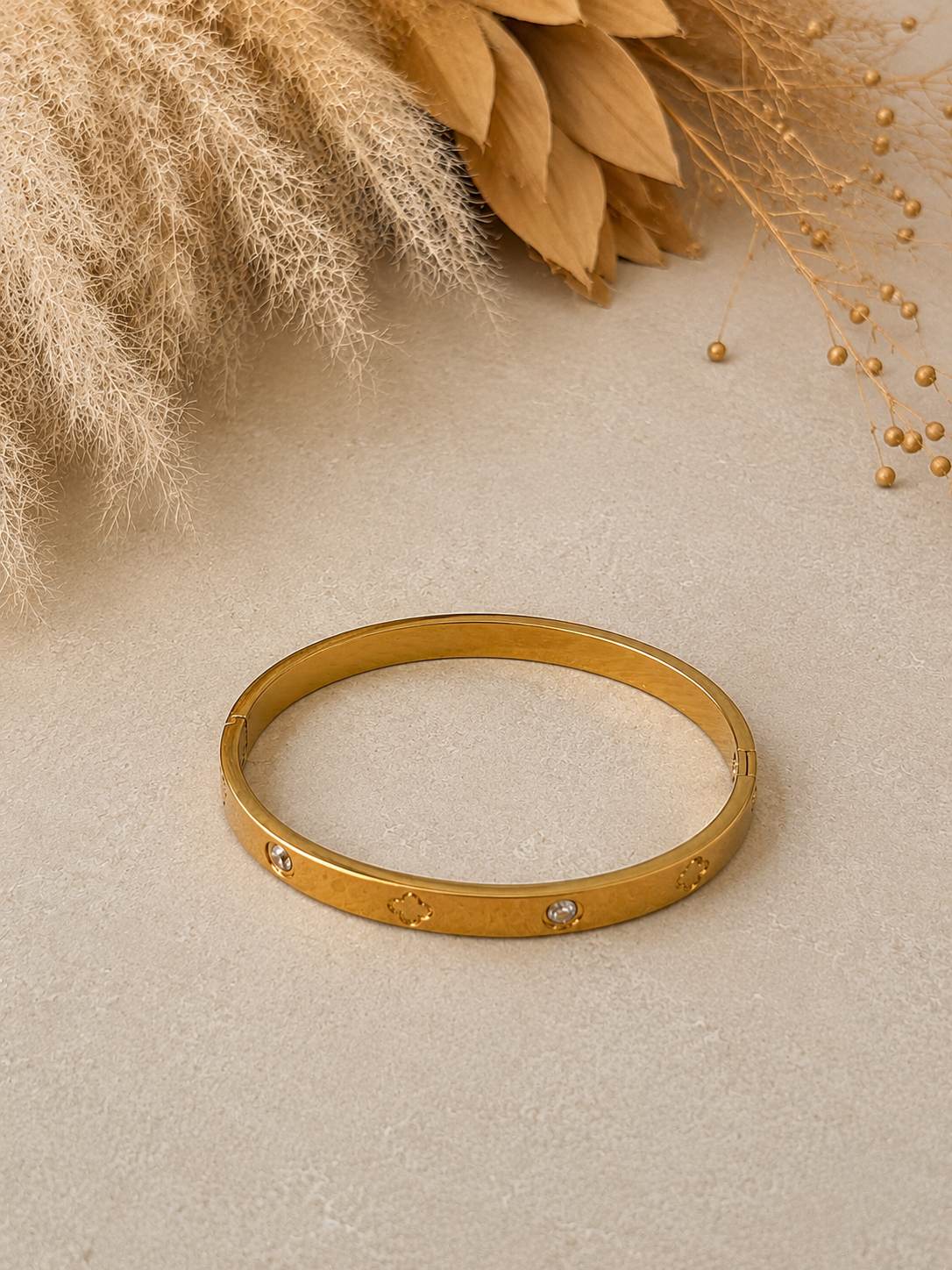 Pulsera dorada con punto de luz y detalles circulares bañado en oro 18k
