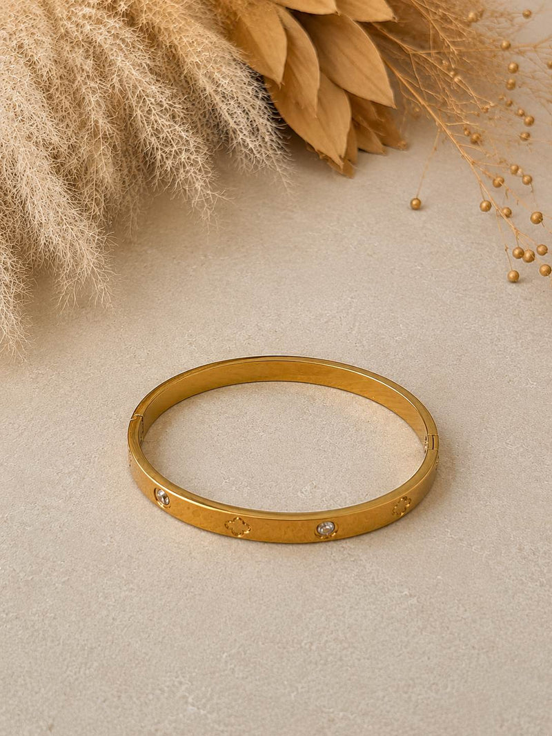 Pulsera dorada con punto de luz y detalles circulares bañado en oro 18k