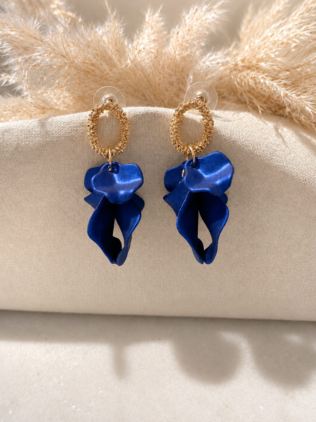 Aros colgantes pétalos con detalle dorado