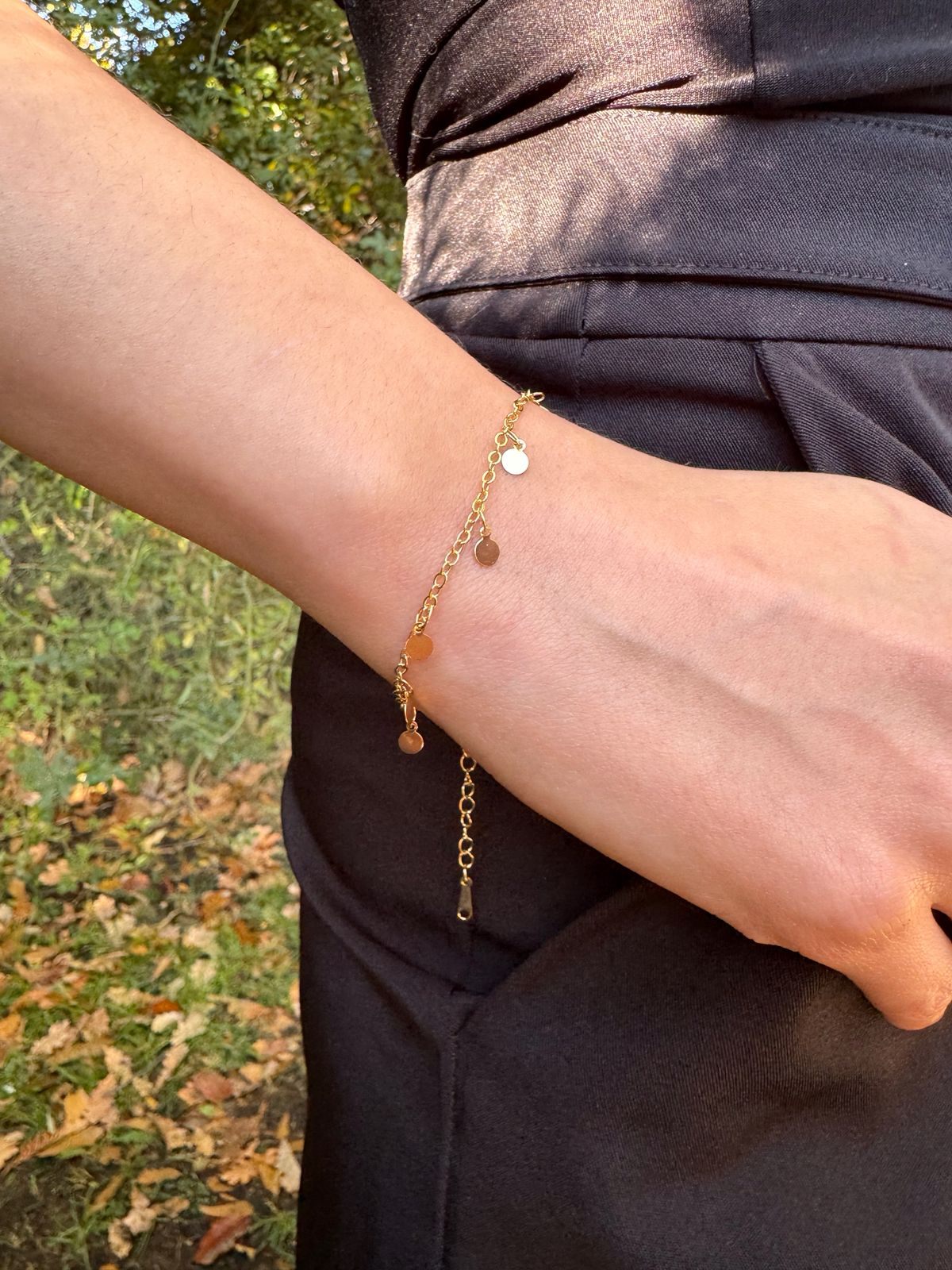 Pulsera dorada con detalles circulares bañado en oro 18K