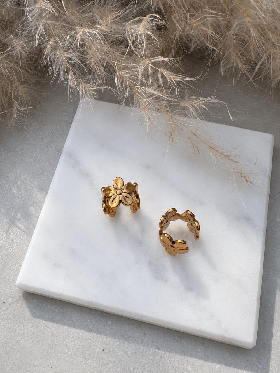 Aro piercing de flores bañados en oro 18K