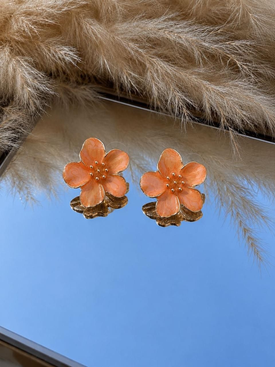 Aro de flor con borde y centro dorado en tono