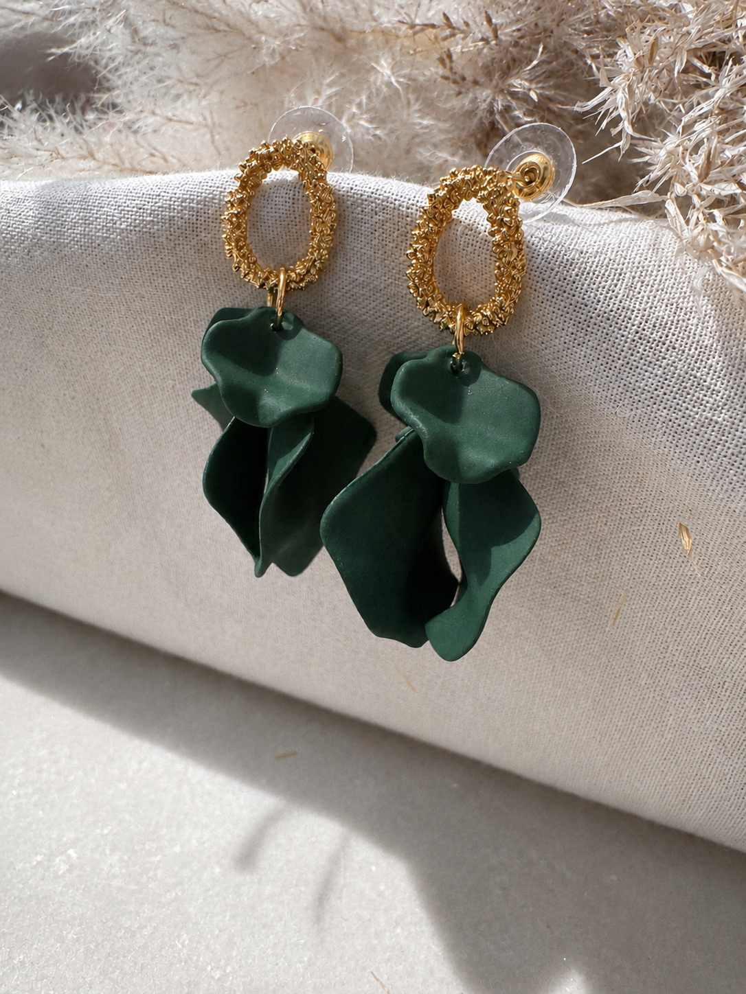 Aros colgantes pétalos con detalle dorado