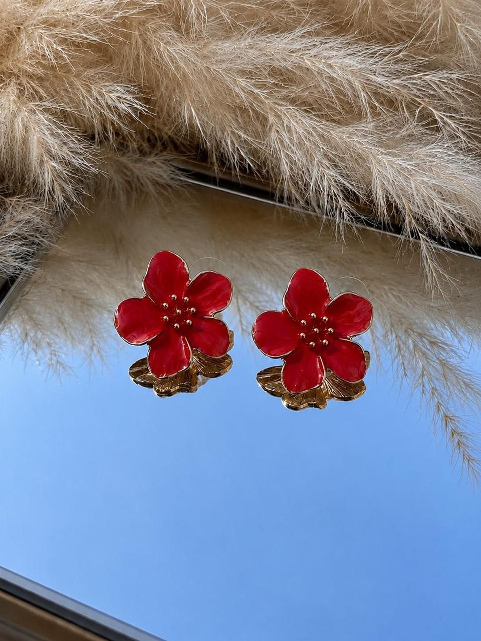 Aro de flor con borde y centro dorado en tono