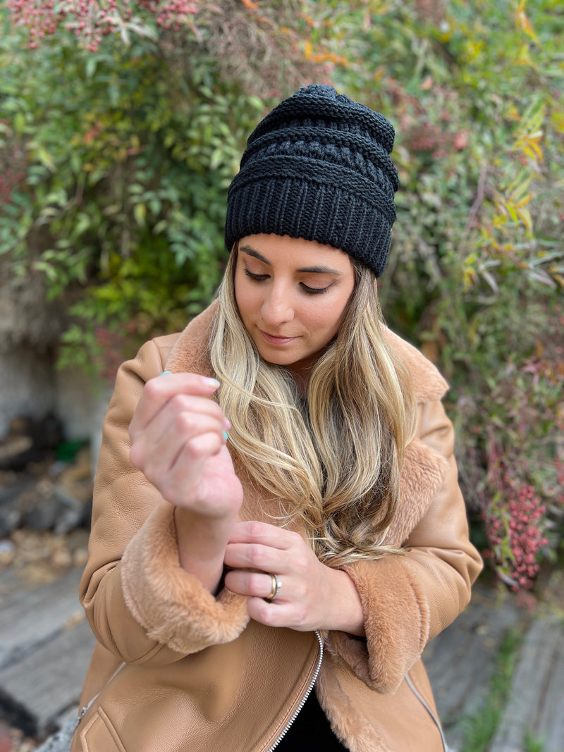 Gorro tejido negro con pompón desmontable