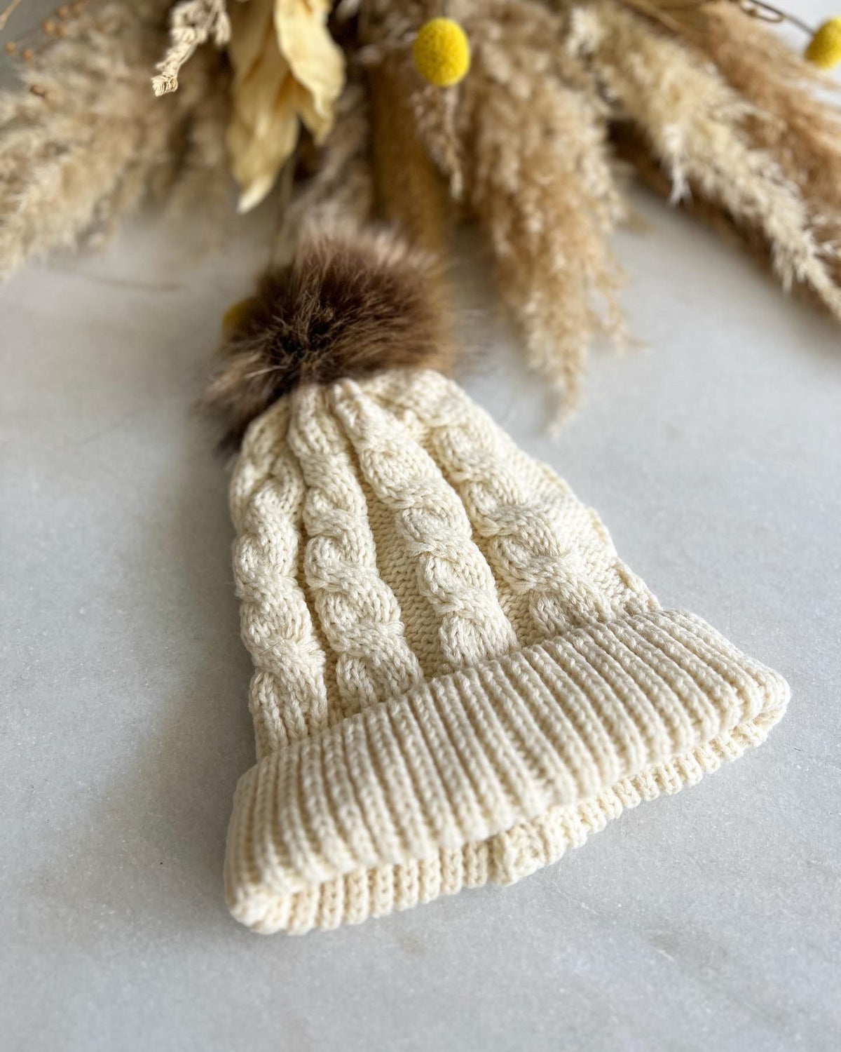 Gorro tejido con pompón