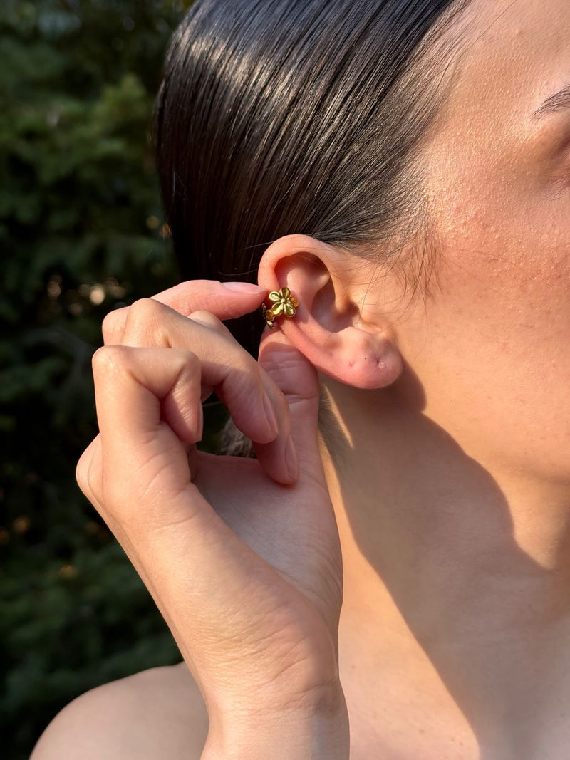 Aro piercing de flores bañados en oro 18K