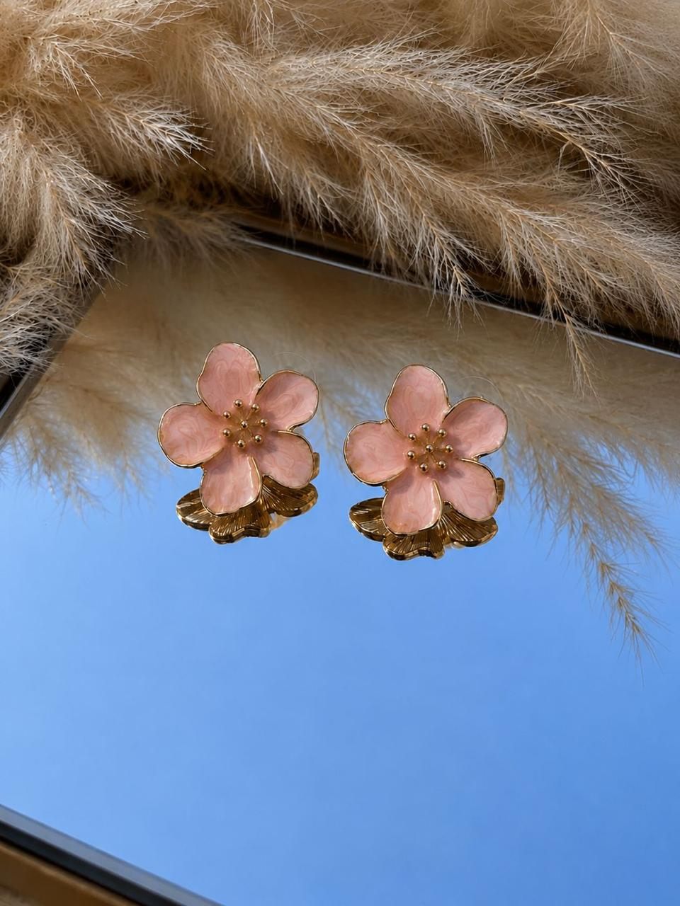 Aro de flor con borde y centro dorado en tono