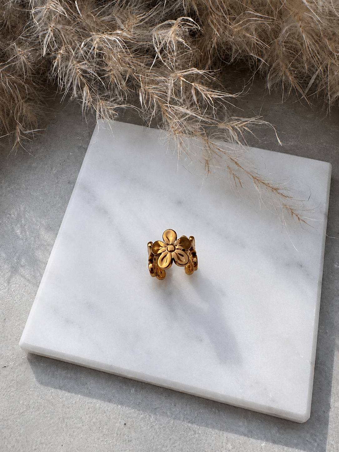Aro piercing de flores bañados en oro 18K