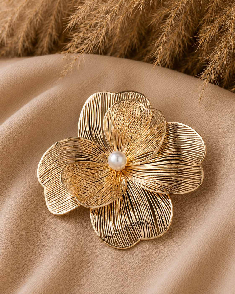 Broche de flor dorada con perlita al centro
