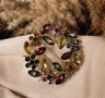 Broche floral con cristales multicolor