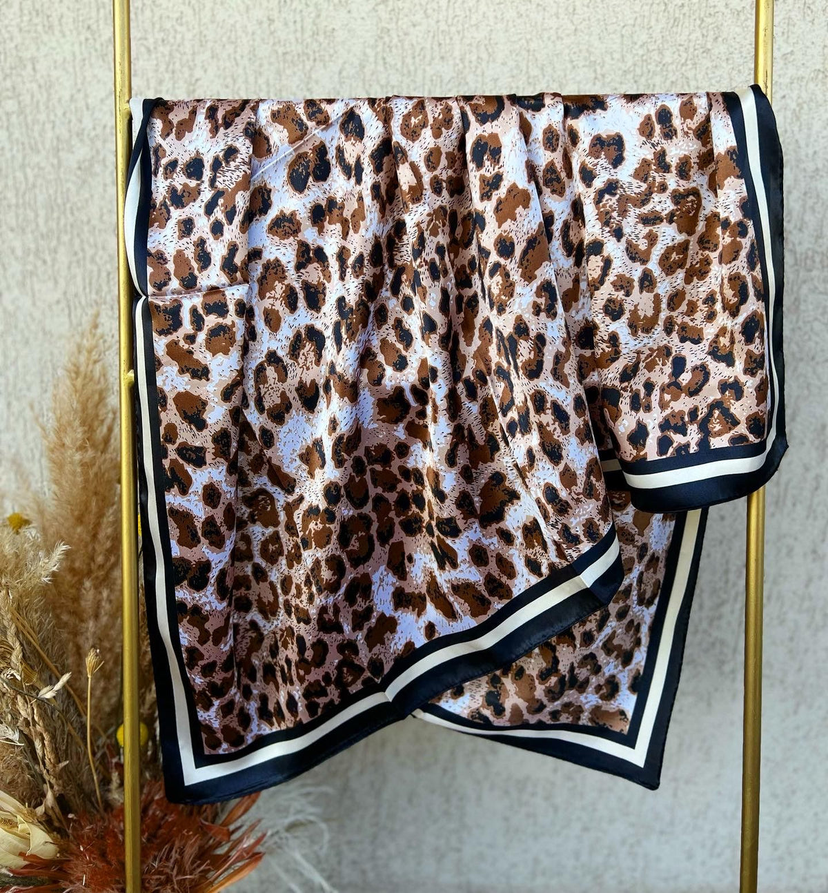 Pañuelo satinado animal print
