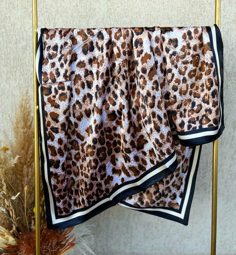 Pañuelo satinado animal print