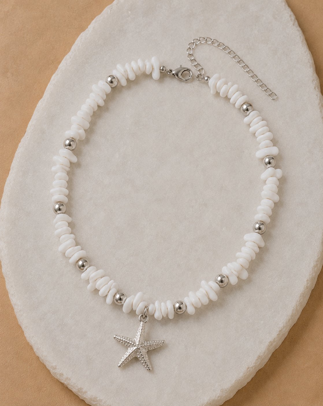 Collar de piedras blancas con estrella de mar