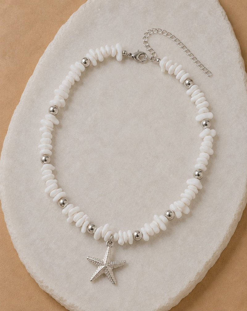 Collar de piedras blancas con estrella de mar