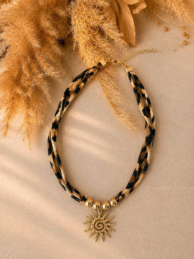 Collar animal print con colgante de sol dorado