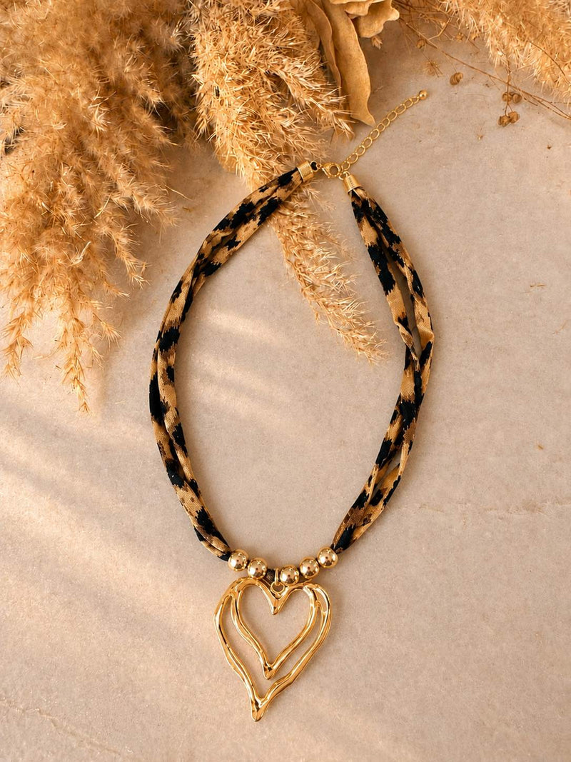 Collar animal print con corazón dorado