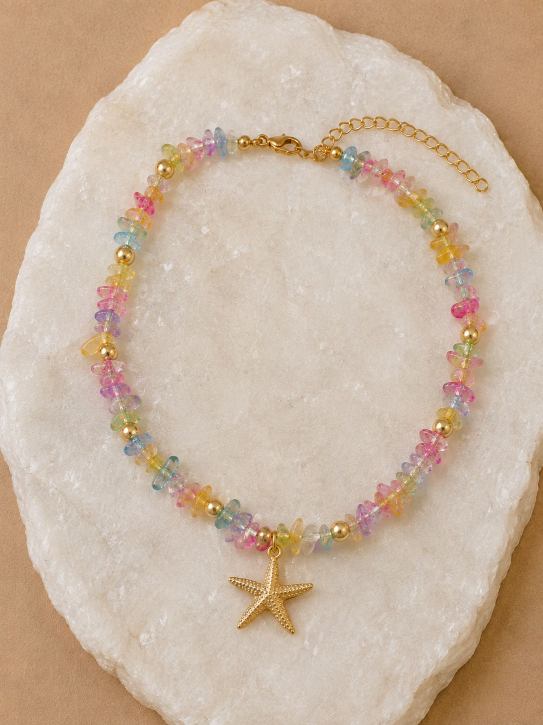 Collar de piedra multicolor con estrella de mar dorada