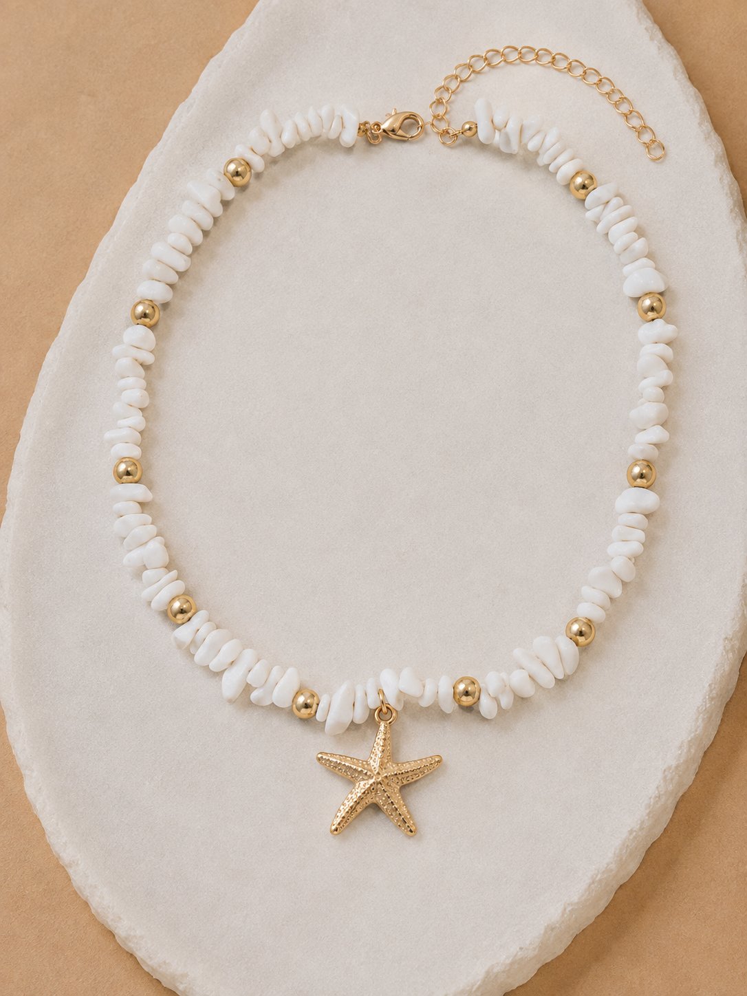Collar de piedras blancas con estrella de mar