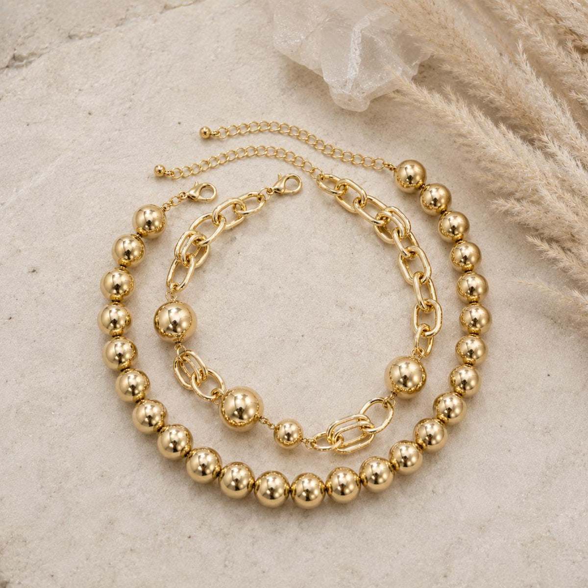 Conjunto de collares dorados con pelotas y eslabones