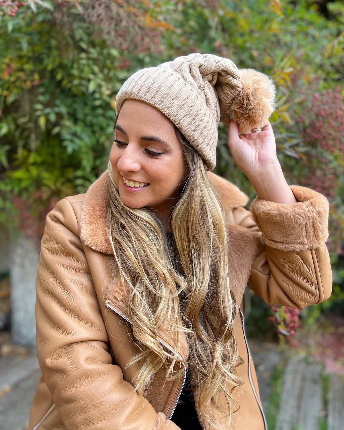 Gorro tejido con pompón