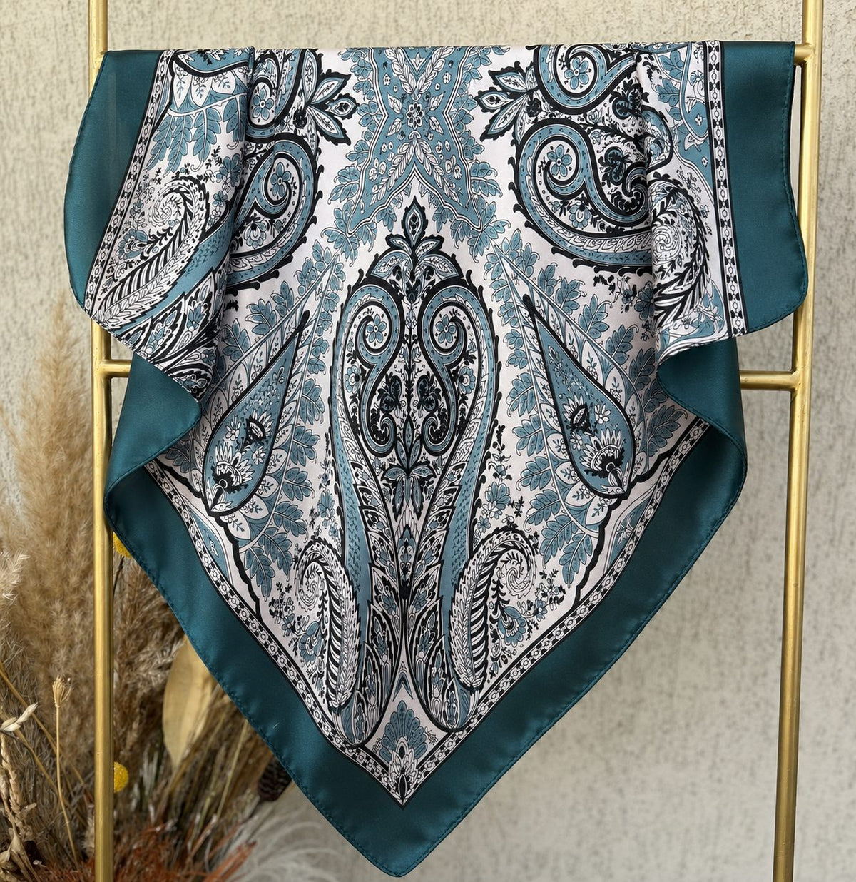 Pañuelo satinado tonos y blanco