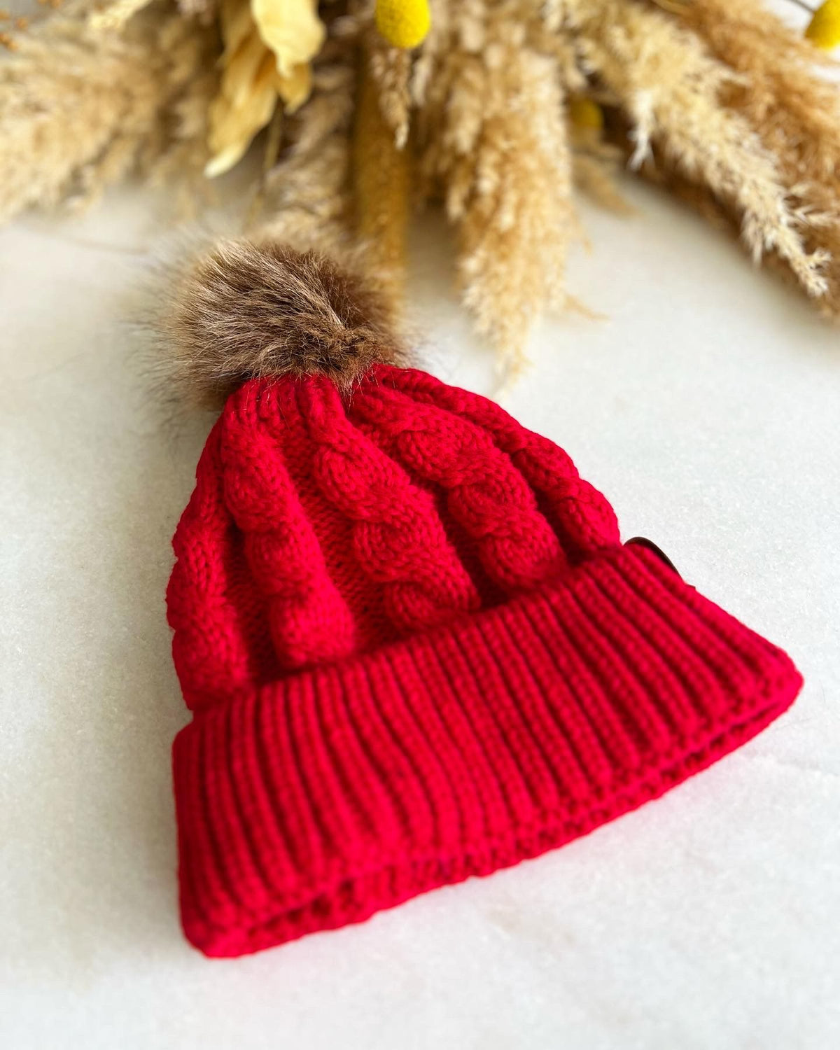Gorro tejido con pompón