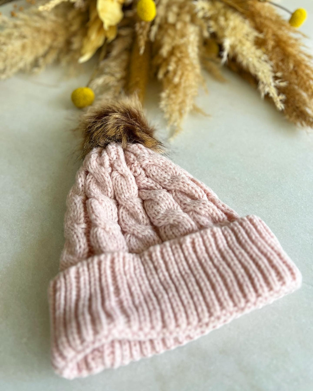 Gorro tejido con pompón