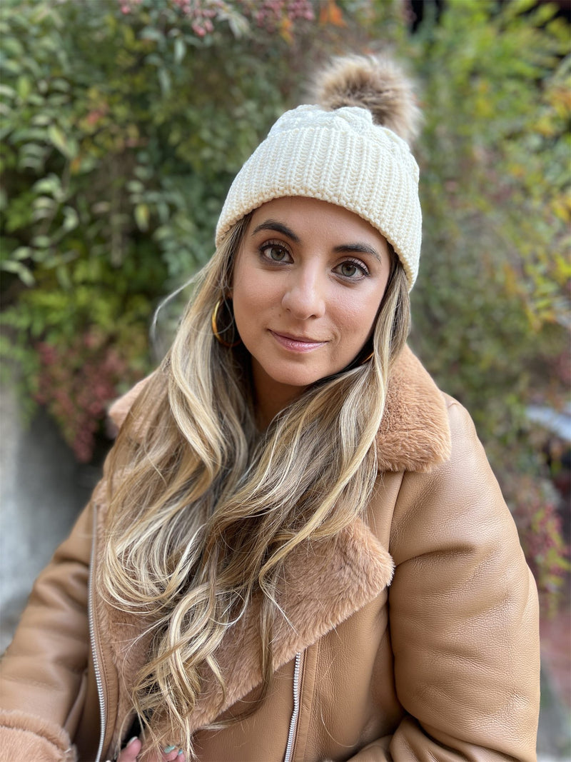 Gorro tejido con pompón