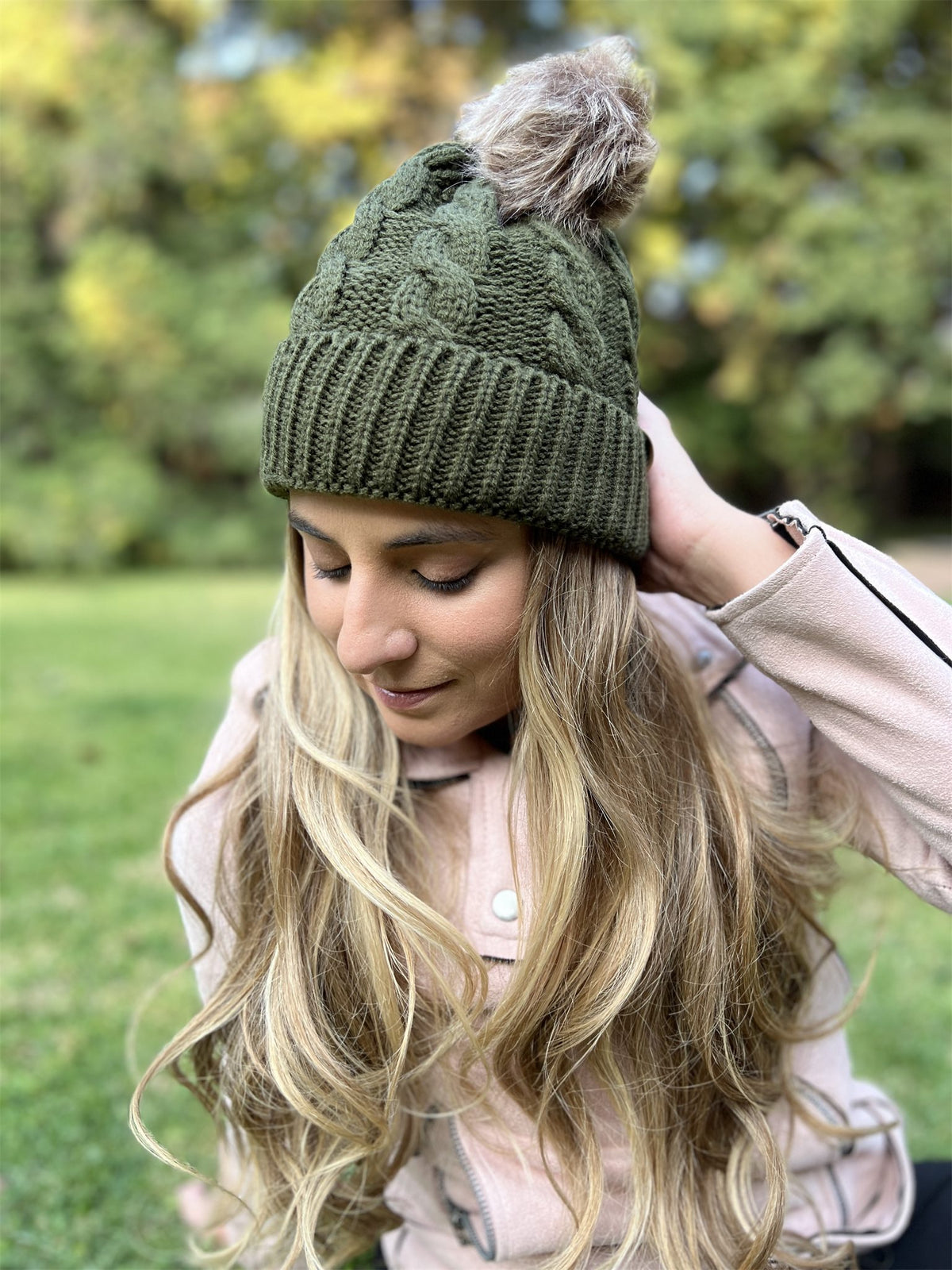 Gorro tejido con pompón