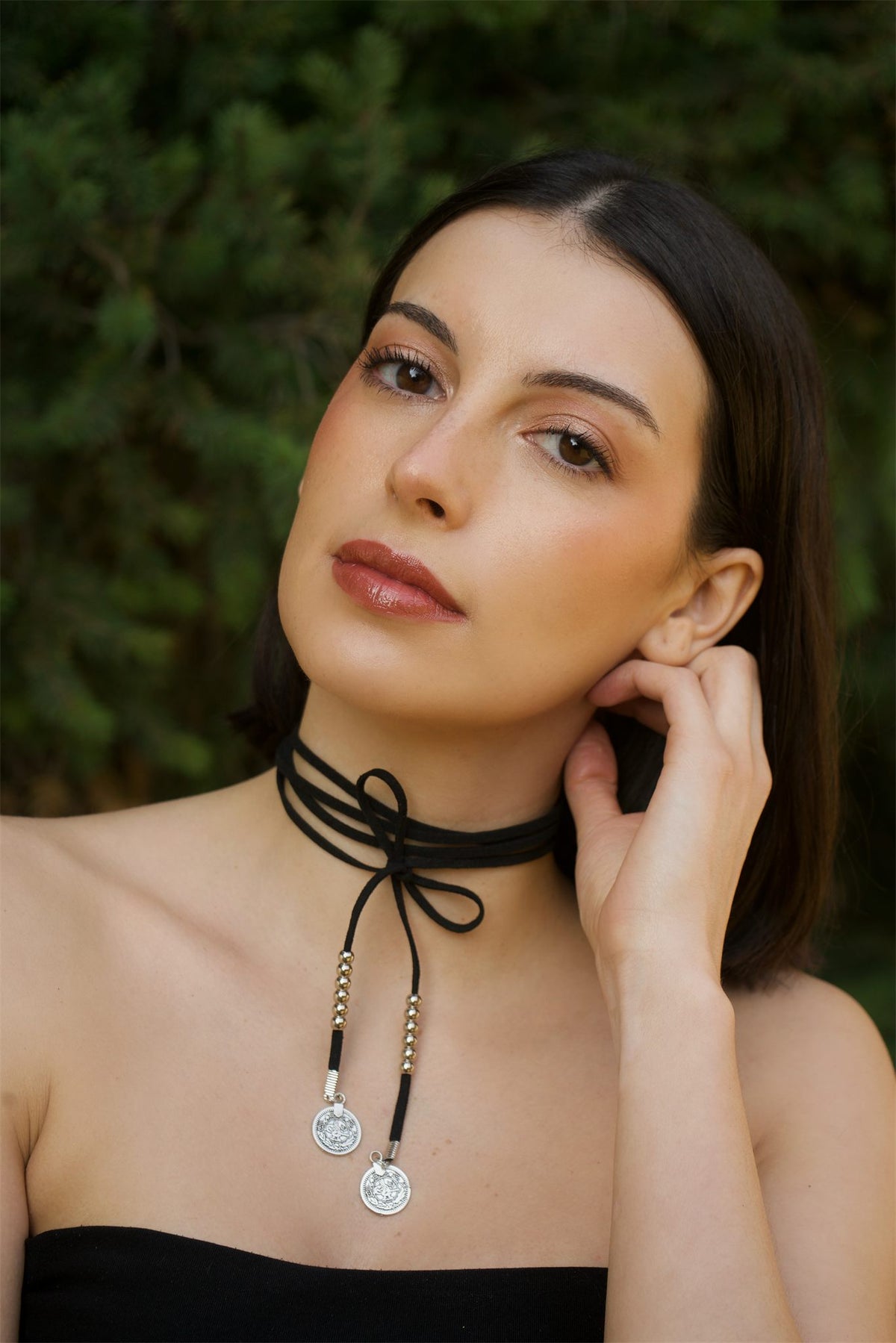 Collar abierto de gamuza con detalles plateados