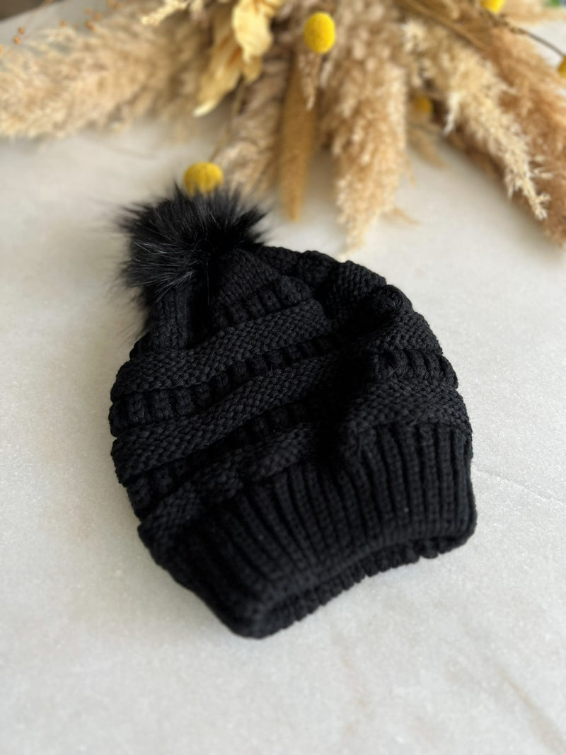 Gorro tejido negro con pompón desmontable