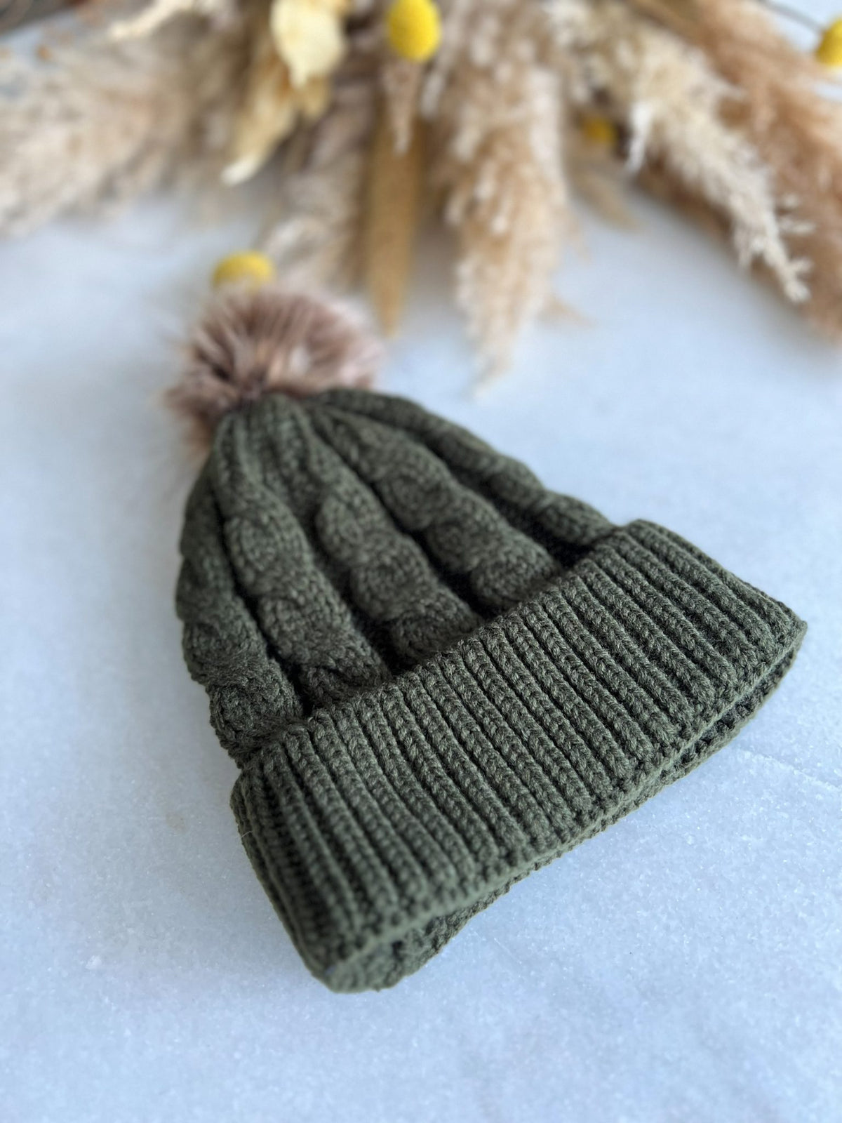 Gorro tejido con pompón