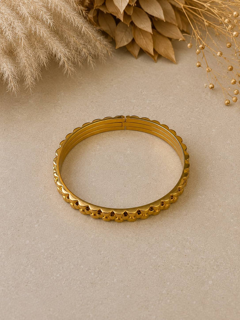 Pulsera dorada con borde ondulado bañada en oro 18K