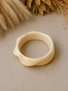 Pulsera gruesa en tono marfil con detalle beige