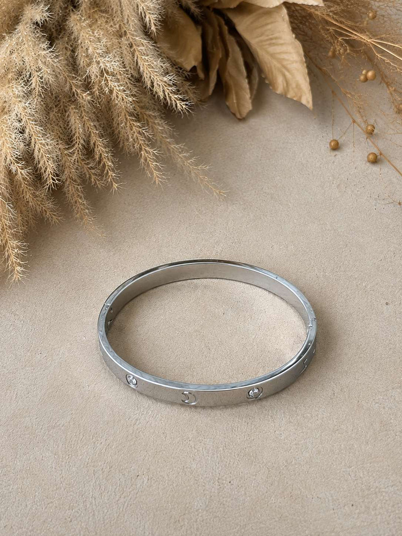 Pulsera plateada con puntos de luz