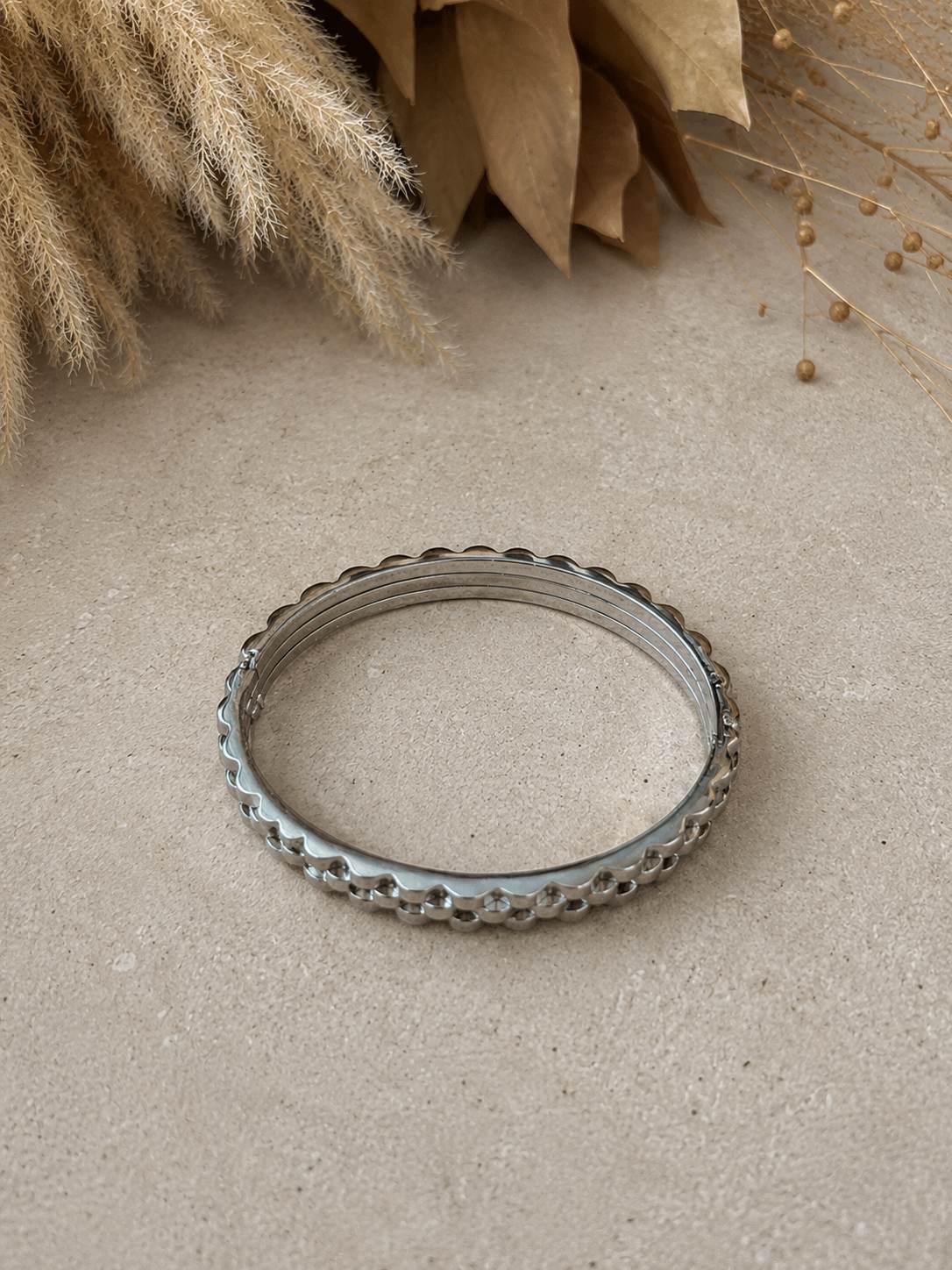 Pulsera plateada con detalles circulares