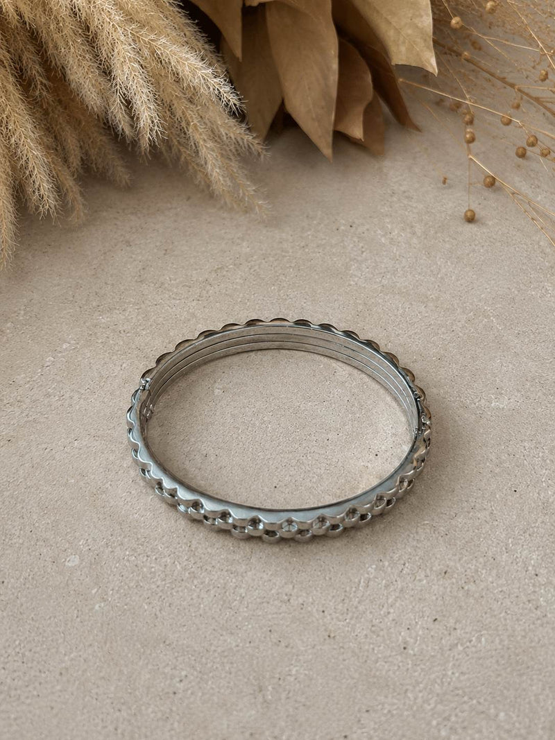 Pulsera plateada con detalles circulares