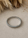 Pulsera plateada con detalles circulares