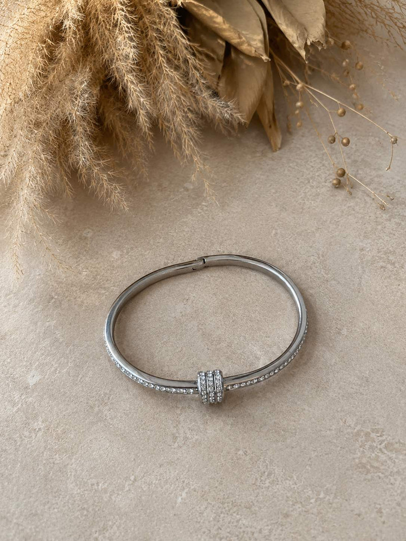Pulsera plateada con punto de luz y detalle central