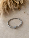 Pulsera plateada con punto de luz y detalle central