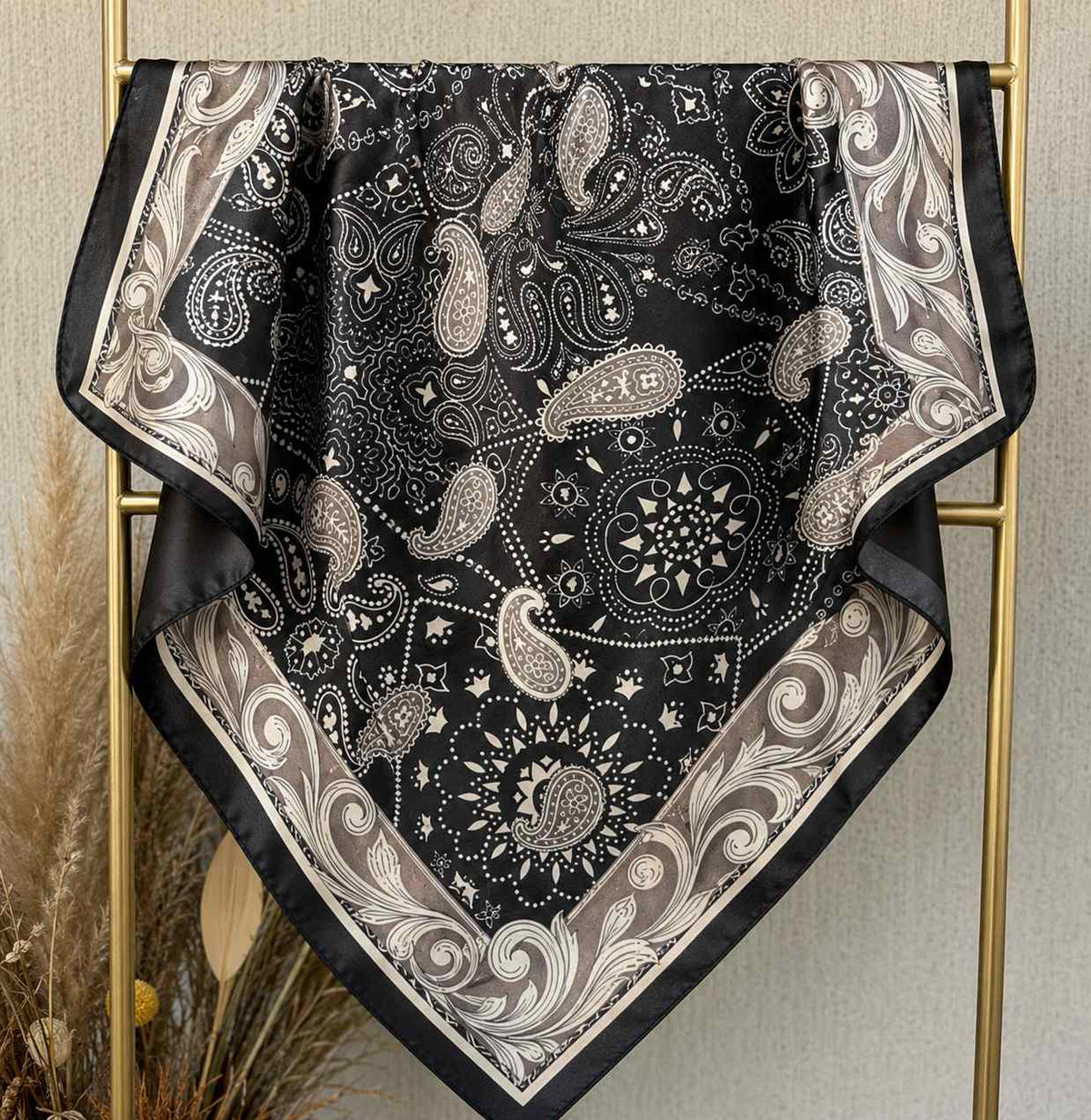 Pañuelo negro con tonos beiges