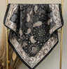 Pañuelo negro con tonos beiges
