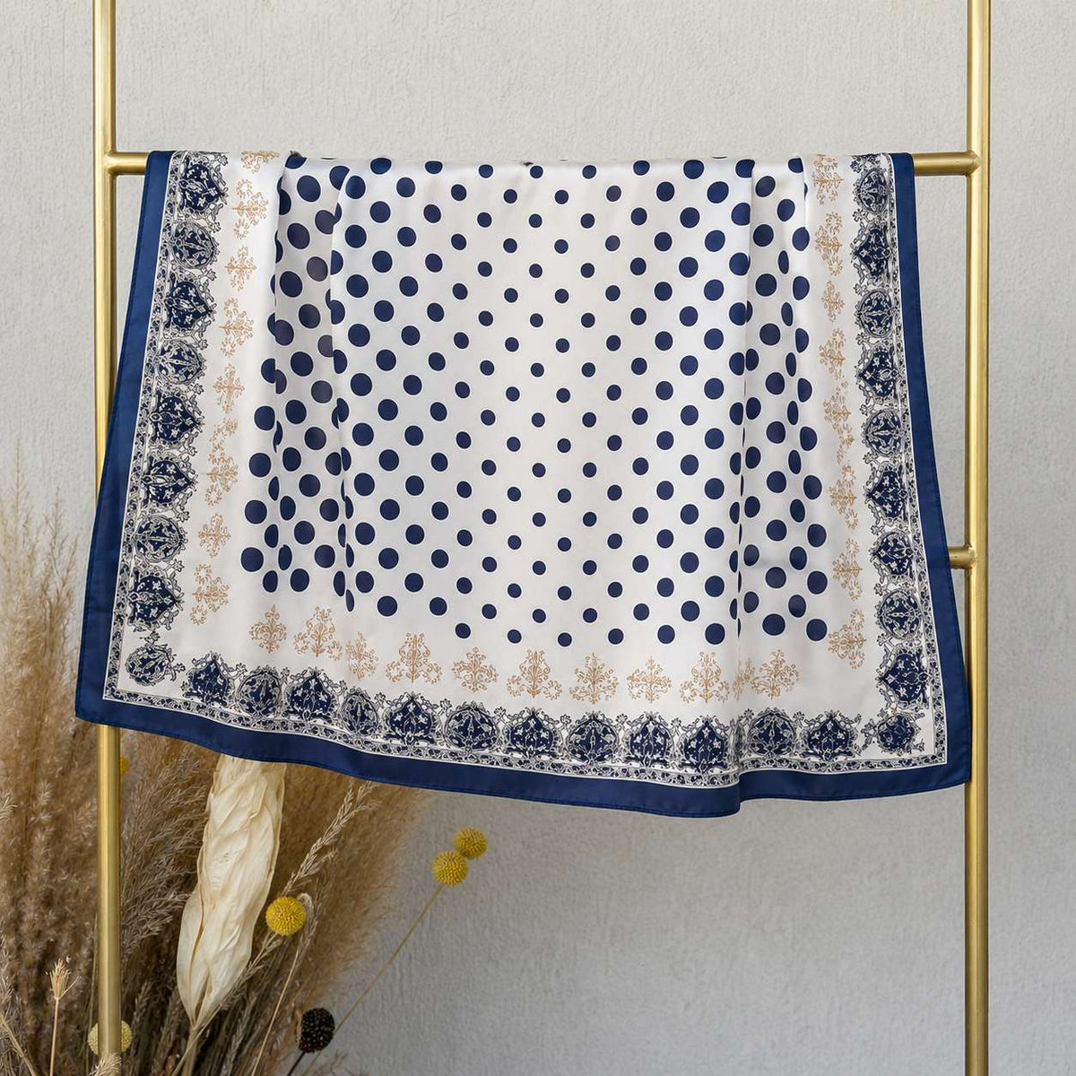 Pañuelo de lunares azules