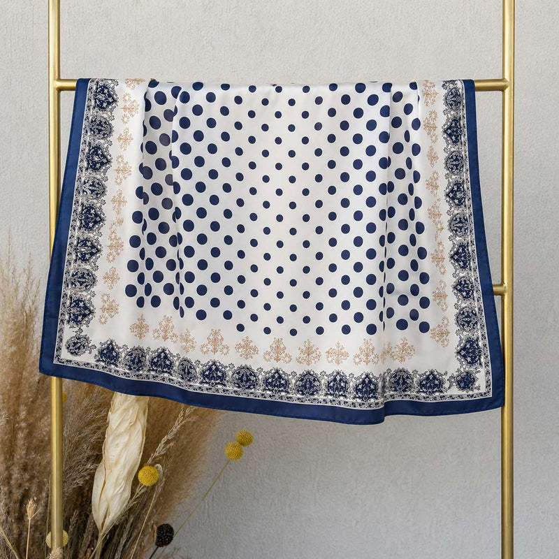 Pañuelo de lunares azules