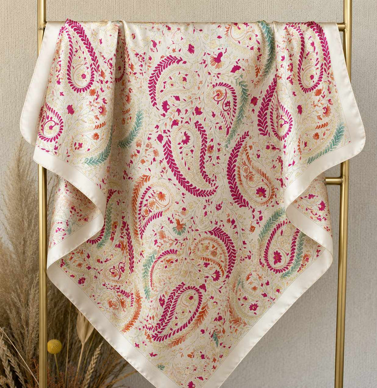 Pañuelo con detalles fucsias anaranjados