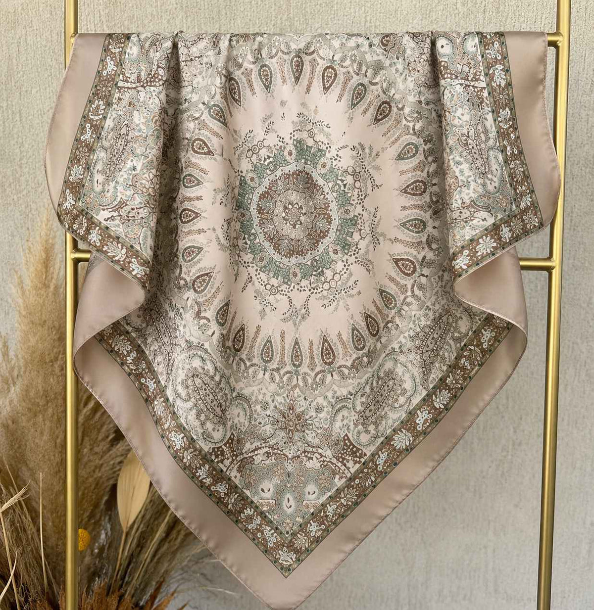 Pañuelo beige con detalles celestes