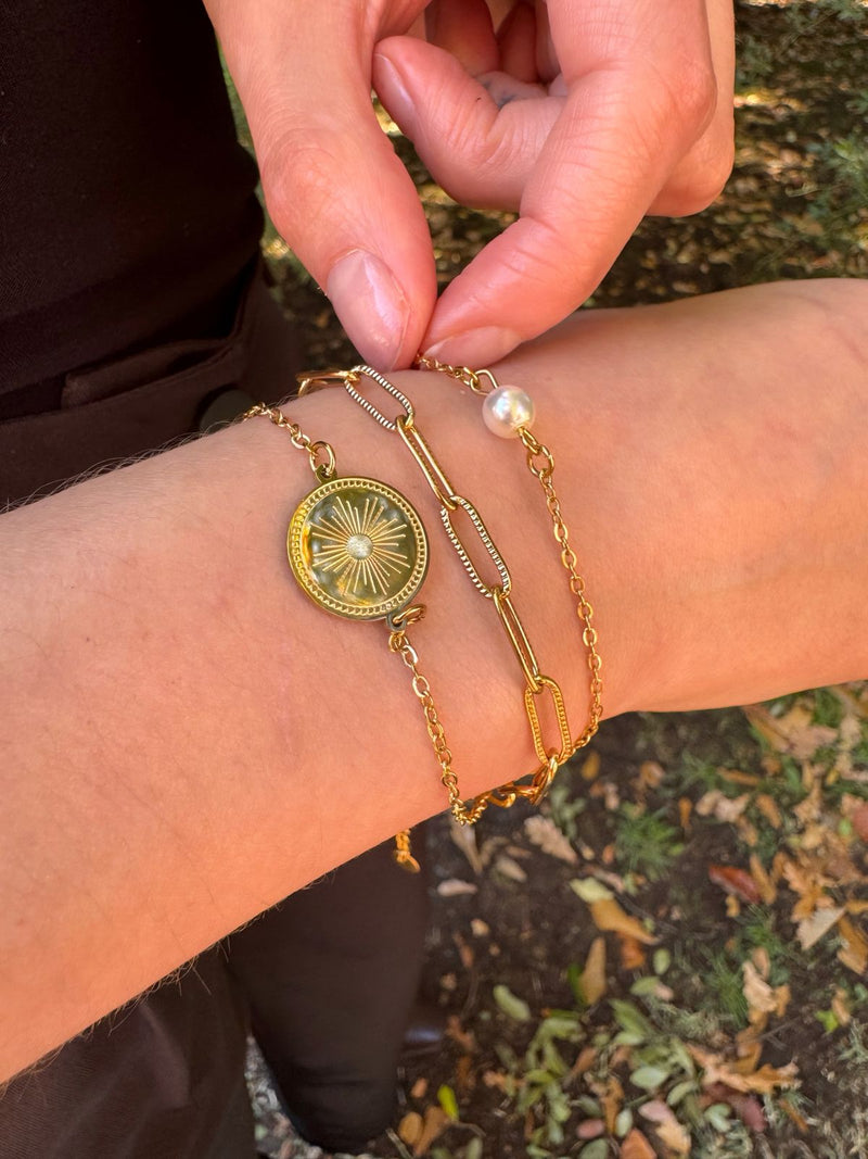 Pulsera de eslabones con doble cadena detalle de perlita y medalla